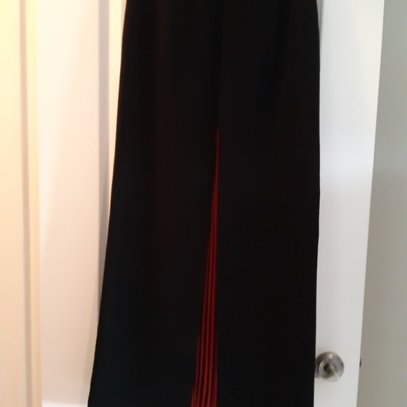 Formal Tristan long pencil skirt with red pleated lining - perfect for a party - Picture 4 of 5